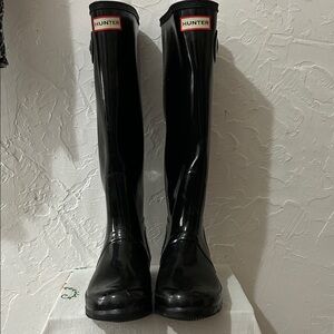 Hunter Women's Glossy Black Tall Rain Boots
17” Tall
Size 9